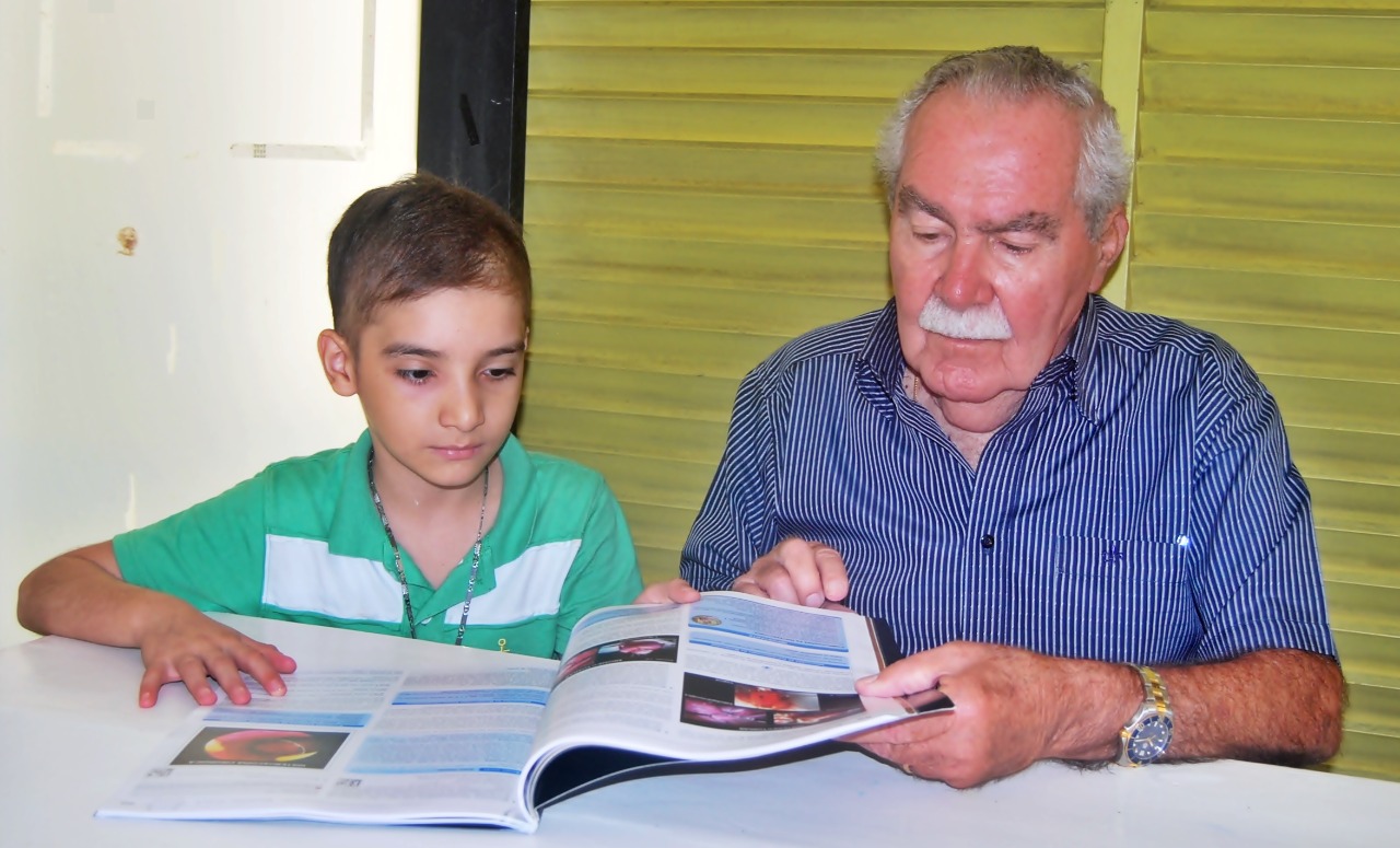 Dr. Gilson apresentando livro